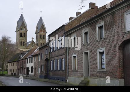 IMMERRATH, ALLEMAGNE - 06 janvier 2018 : l'église de Saint-Lambertus, Immerath, Allemagne contre le ciel blanc Banque D'Images