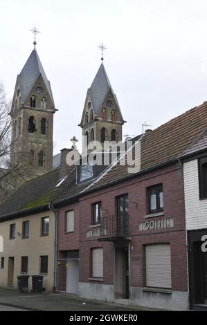 IMMERRATH, ALLEMAGNE - 06 janvier 2018 : l'église de Saint-Lambertus, Immerath, Allemagne contre le ciel blanc Banque D'Images