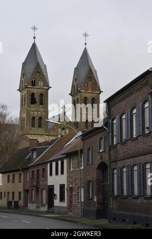 IMMERRATH, ALLEMAGNE - 06 janvier 2018 : l'église de Saint-Lambertus, Immerath, Allemagne contre le ciel blanc Banque D'Images