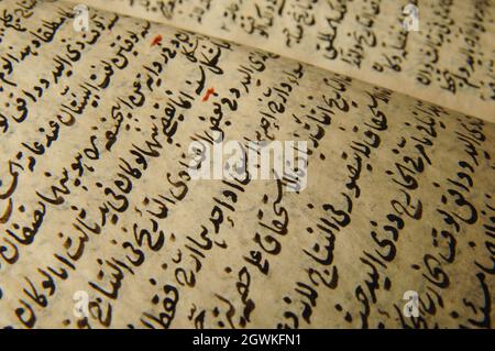 Livre ouvert ancien en arabe. Anciens manuscrits et textes arabes Banque D'Images