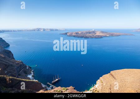 Île de Santorin, vue panoramique sur la magnifique caldeira et les îles volcaniques de Nea Kameni et Palia Kameni. Dans les îles Cyclades, Grèce Banque D'Images