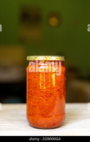 Gros plan d'ajvar dans un pot en verre. Cuisine serbe traditionnelle Banque D'Images