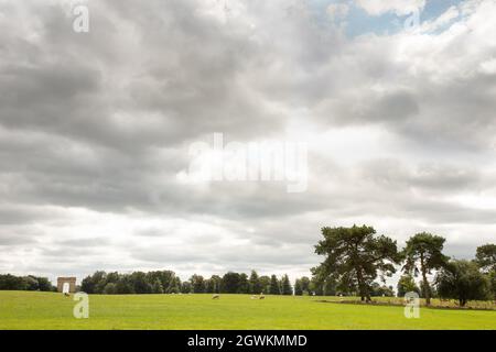 Image paysage de Buckinghamshire avec jardin stowe Arc de corinthe en arrière-plan Banque D'Images