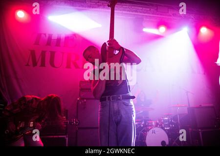 The Arts Club, 90 Seel Street, Liverpool, Royaume-Uni. 2 octobre 2021. Une représentation du groupe de punk irlandais, The Murder Capital dans le cadre de l'édition 2021 du Sound City Festival. Crédit : Jonny Nolan/Alay Live News Banque D'Images