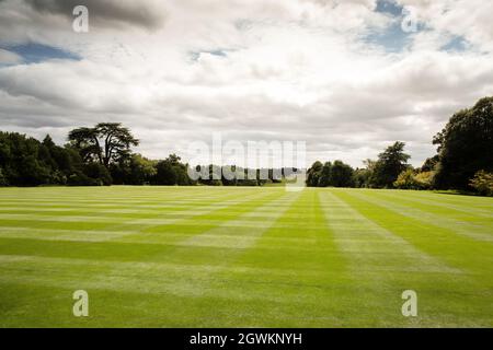 Image paysage du Buckinghamshire dans les jardins stowe un des pavillons du lac peut être vu en arrière-plan avec l'arche corinthienne Banque D'Images