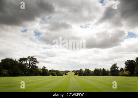 Image paysage du Buckinghamshire dans les jardins stowe les pavillons du lac peuvent être vus en arrière-plan avec l'arche corinthienne Banque D'Images