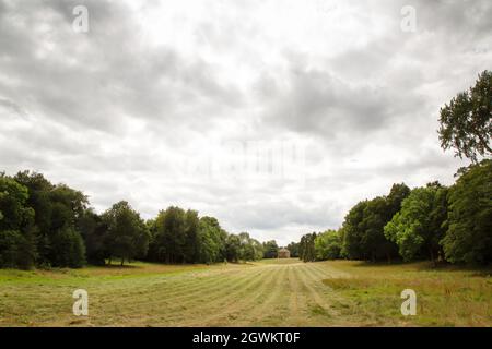 Image de paysage de Buckinghamshire, la vallée grecque regardant vers le temple de Concord dans les jardins stowe Banque D'Images