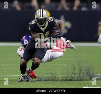 La Nouvelle-Orléans, États-Unis. 03ème octobre 2021. Les New Orleans Saints qui remontent Dwayne Washington (24) portent le ballon contre les New York Giants au Caesars Superdome de la Nouvelle-Orléans le dimanche 3 octobre 2021. Défendant sur la pièce est New York Giants à l'intérieur de linebacker Reggie Ragland (55). Photo de AJ Sisco/UPI. Crédit : UPI/Alay Live News Banque D'Images
