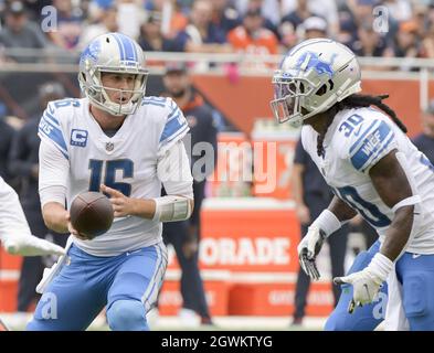 Chicago, États-Unis. 03ème octobre 2021. Jared Goff (16) remet le ballon aux Detroit Lions qui reviennent en course avec Jamaal Williams (30) au cours du premier trimestre contre les Chicago Bears au Soldier Field à Chicago, le dimanche 3 octobre 2021. Photo par Mark Black/UPI crédit: UPI/Alay Live News Banque D'Images