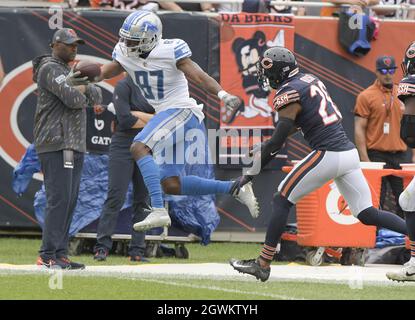 Chicago, États-Unis. 03ème octobre 2021. Quintez Cephus, grand receveur des Lions de Detroit (87), fait des prises en bondissant contre les ours de Chicago dans le premier trimestre à Soldier Field, à Chicago, le dimanche 3 octobre 2021. Photo par Mark Black/UPI crédit: UPI/Alay Live News Banque D'Images