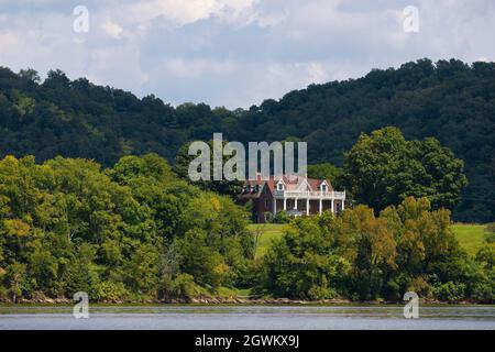 Newport, Tennessee, États-Unis - 4 septembre 2021 : un bel ancien manoir peut être vu à partir d'un bateau sur la rivière French Board au Tennessee. Banque D'Images