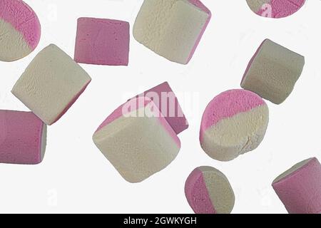 Guimauve tombant isolée sur fond blanc, chemin d'écrêtage, pleine profondeur de champ. Les guimauves blanches et roses tombent. Bonbons guimauve Banque D'Images