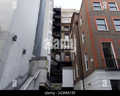 Londres, Grand Londres, Angleterre, septembre 21 2021 : escalier urbain extérieur à l'arrière d'une propriété à la sortie de Craven Street près de Charing Cross Station. Banque D'Images