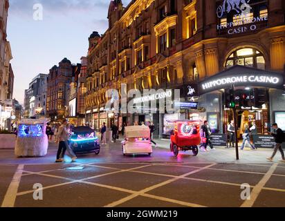 Londres, Grand Londres, Angleterre, septembre 21 2021 : parking Tuk-Tuk aka pedilab aka Rickshaw en attente de clients à Leicester Square la nuit. Banque D'Images