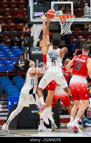 Forum Mediolanum, Milan, Italie, 03 octobre 2021, Tournage par Cameron Reynolds (Dolomiti Energia Trento) pendant A|X Armani Exchange Milano vs Dolomiti Energia Trentino - Championnat italien de basket-ball A Serie Banque D'Images