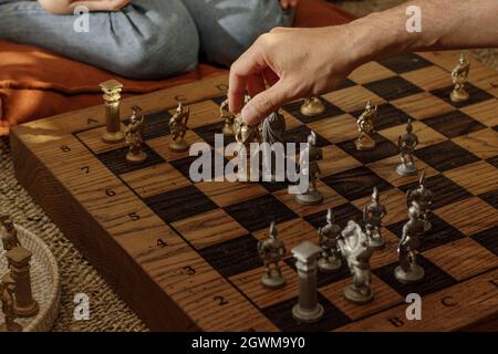 Jeu d'échecs romains en métal ancien avec pièces plaquées argent et or sur une planche en chêne massif. Image de concept pour la stratégie d'affaires, la concurrence, la détente Banque D'Images