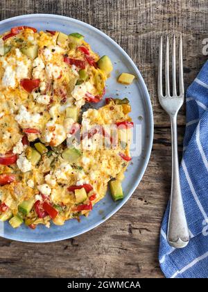 Omelette au fromage et légumes maison sur la table en bois pour le petit déjeuner Banque D'Images