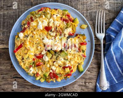 Omelette au fromage et légumes maison sur la table en bois pour le petit déjeuner Banque D'Images