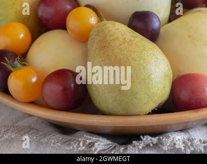 Encore la vie: Fruit dans une plaque en céramique Banque D'Images