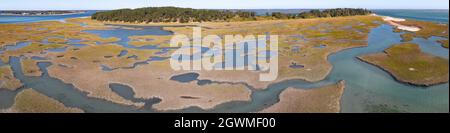 Des canaux étroits serpentent à travers un marais salé de Pleasant Bay, Cape Cod, Massachusetts. Cet habitat de terres humides est un terrain d'alimentation vital pour la faune. Banque D'Images