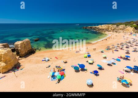 Vue panoramique sur la plage de Praia do Castelo, Albufeira, Algarve, Portugal Banque D'Images