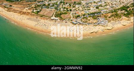 Vue panoramique aérienne de Praia Da Gale, plage de Gale, près d'Albufeira et d'Armacao de Pera, Algarve, Portugal Banque D'Images