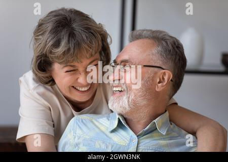 Joyeux couple de personnes âgées communiquant à la maison. Banque D'Images