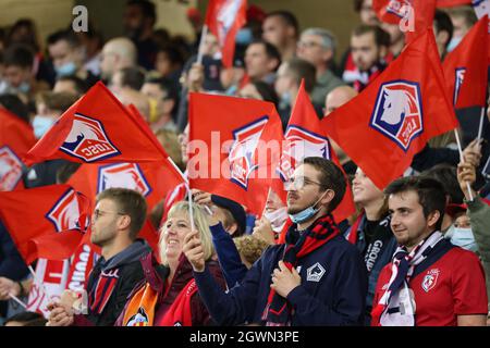 Supporters LOSC lors du championnat français Ligue 1 match de football entre le LOSC Lille et l'Olympique de Marseille le 3 octobre 2021 au stade Pierre Mauroy à Villeneuve-d'Ascq près de Lille, France - photo Laurent Sanson / LS Medianord / DPPI Banque D'Images