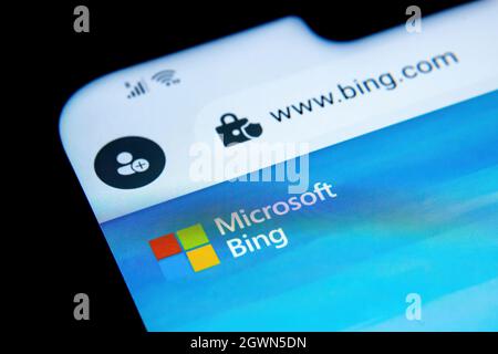 Le site Web du moteur de recherche Microsoft BING dans le navigateur Microsoft Edge s'affiche sur l'écran du smartphone. Mise au point sélective. Stafford, Royaume-Uni, 3 octobre 2021. Banque D'Images