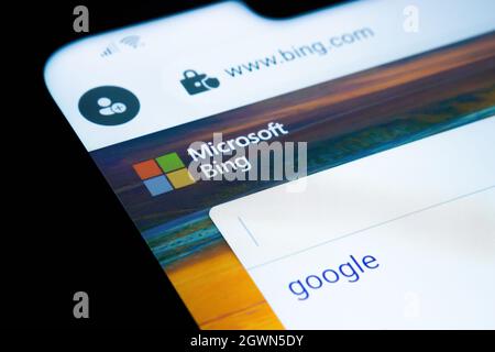 Site Web du moteur de recherche Microsoft BING avec un mot Google saisi sur l'écran du smartphone. Concept de la concurrence. Mise au point sélective. Stafford, United King Banque D'Images