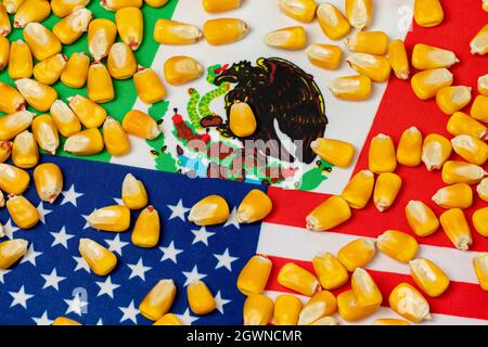 États-Unis d'Amérique, Mexique drapeaux et grains de maïs. Concept d'accord commercial sur l'agriculture, d'importations et d'exportations. Banque D'Images