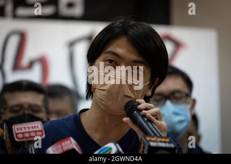 Hong Kong, Hong Kong. 03ème octobre 2021. Le vice-président, Leo Tang Kin-Wah, s'adresse aux journalistes et affirme que l'Union ne doit jamais regretter de marcher le long de la réunion et de soutenir le peuple de Hong Kong.sous la répression politique, le plus grand syndicat d'opposition de Hong Kong, La Confédération des syndicats de Hong Kong (HKCTU) a aujourd'hui une réunion spéciale et a voté le vote de dissolution, mettant fin à ses 31 années de service depuis 1990, après une large opposition des responsables chinois dans la ville. Crédit : SOPA Images Limited/Alamy Live News Banque D'Images