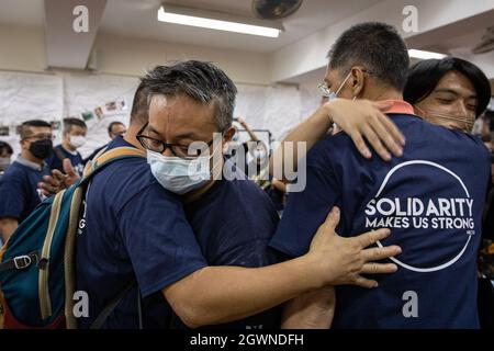 Hong Kong, Hong Kong. 03ème octobre 2021. Le président, Joe Wong Nai-yuen (L) et le vice-président, Leo Tang Kin-wah (R), se moque fortement de leurs camarades après avoir annoncé la dissolution du syndicat.sous la répression politique, le plus grand syndicat d'opposition de Hong Kong, la Confédération des syndicats de Hong Kong (HKCTU) a aujourd'hui une réunion spéciale et a voté le vote de dissolution, Il a mis fin à ses 31 années de service depuis 1990, après une large opposition aux autorités chinoises de la ville. Crédit : SOPA Images Limited/Alamy Live News Banque D'Images