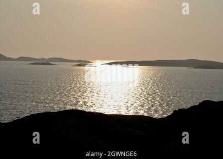 Coucher de soleil dans l'archipel de Fjällbacka sur la côte ouest de la Suède Banque D'Images