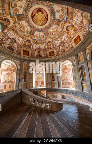 Le magnifique escalier en pierre de la Villa Farnese, un manoir pentagonal dans la ville de Caprarola dans la province de Viterbo, Latium du Nord, Italie Banque D'Images