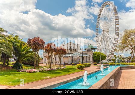 Pavilion et Big Wheel au port de Torquay, Torbay, Angleterre, Royaume-Uni Banque D'Images