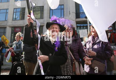 Manchester, Royaume-Uni. 3 octobre 2021. Une manifestation nationale est organisée par l'Assemblée populaire pour s'opposer au Parti conservateur qui tient sa conférence dans la ville. Les groupes qui participent à la marche comprennent un bloc de soins sociaux s'opposant à l'augmentation de l'assurance nationale et appelant à un salaire de subsistance, le Bloc rouge et les membres de la communauté de voyageurs qui marchent en opposition à la loi sur la police et la criminalité. Manchester, Royaume-Uni. Credit: Barbara Cook/Alay Live News Banque D'Images