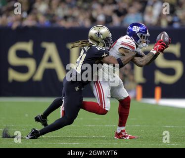 La Nouvelle-Orléans, États-Unis. 03ème octobre 2021. New York Giants Tight End Evan engram (88) s'accroche à un col devant le cornerback Bradley Roby des Saints de la Nouvelle-Orléans au Caesars Superdome de la Nouvelle-Orléans le dimanche 3 octobre 2021. Photo de AJ Sisco/UPI. Crédit : UPI/Alay Live News Banque D'Images