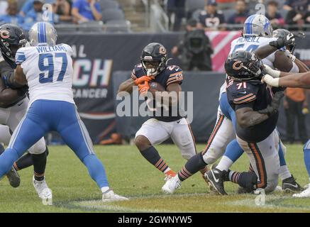 Chicago, États-Unis. 03ème octobre 2021. Les Chicago Bears reviennent Khalil Herbert (24) dirige le ballon pendant le quatrième trimestre contre les Detroit Lions au Soldier Field à Chicago le dimanche 3 octobre 2021. Les ours ont gagné 24-14. Photo par Mark Black/UPI crédit: UPI/Alay Live News Banque D'Images