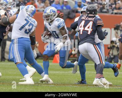 Chicago, États-Unis. 03ème octobre 2021. Les Detroit Lions de retour Jamaal Williams (30) glisse à travers un trou sur la ligne pour gagner quelques yards contre les ours de Chicago au Soldier Field à Chicago le dimanche 3 octobre 2021. Les ours ont gagné 24-14. Photo par Mark Black/UPI crédit: UPI/Alay Live News Banque D'Images