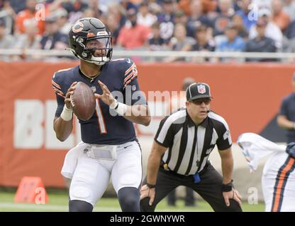 Chicago, États-Unis. 03ème octobre 2021. Chicago Bears Quarterback Justin Fields (1) cherche un receveur ouvert contre les Detroit Lions au Soldier Field à Chicago le dimanche 3 octobre 2021. Les ours ont gagné 24-14. Photo par Mark Black/UPI crédit: UPI/Alay Live News Banque D'Images