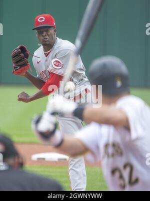 Pittsburgh, États-Unis. 03ème octobre 2021. Cincinnati Reds départ pichet le joueur Sanmartin (52) lance dans le premier repas contre les pirates de Pittsburgh au parc PNC le dimanche 3 octobre 2021 à Pittsburgh. Photo par Archie Carpenter/UPI crédit: UPI/Alay Live News Banque D'Images