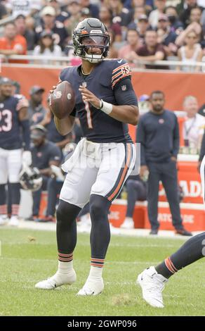 Chicago, États-Unis. 03ème octobre 2021. Chicago Bears Quarterback Justin Fields (1) cherche un receveur ouvert contre les Detroit Lions au Soldier Field à Chicago le dimanche 3 octobre 2021. Les ours ont gagné 24-14. Photo par Mark Black/UPI crédit: UPI/Alay Live News Banque D'Images