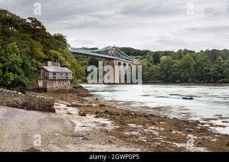 Pont de Menai, pays de Galles: Menai détroit de la rive d'Anglesey, avec vue sur le chalet de vacances de Manadwyn et pont suspendu. Banque D'Images