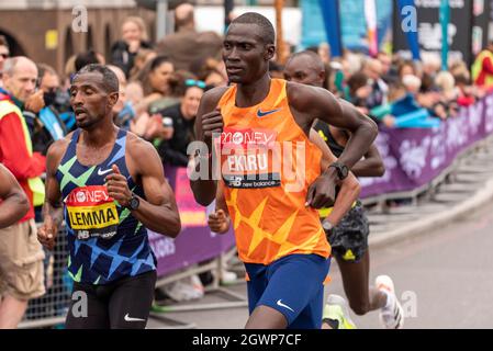 Sisay Lemma et Titus Ekiru en course au marathon de Londres Virgin Money 2021, dans le groupe d'élite masculin Banque D'Images