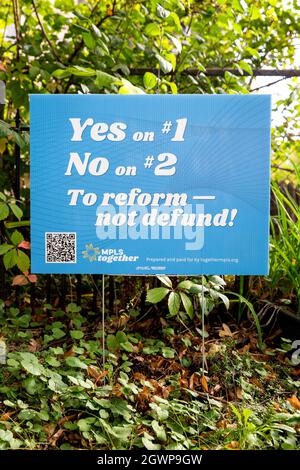Signe de cour politique pour voter oui et non sur les mesures de vote de Minneapolis City elction pour le gouvernement et la réforme de la police Banque D'Images