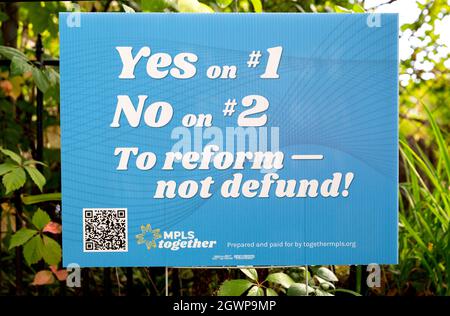 Signe de cour politique pour voter oui et non sur les mesures de vote de Minneapolis City elction pour le gouvernement et la réforme de la police Banque D'Images