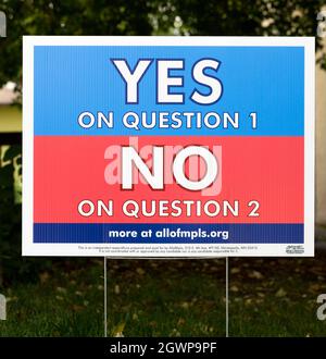 Signe de cour politique pour le vote oui et non sur les mesures de vote des élections de Minneapolis pour la réforme du gouvernement et de la police Banque D'Images