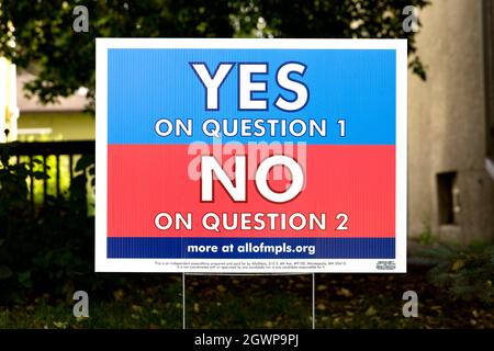 Signe de cour politique pour le vote oui et non sur les mesures de vote des élections de Minneapolis pour la réforme du gouvernement et de la police Banque D'Images