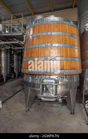 Cuve de fermentation de vin en bois de chêne. Cuves en acier pour la fermentation du vin dans une usine de vinification. Cuves à vin en bois de chêne dans une rangée à l'intérieur de la cave. Banque D'Images